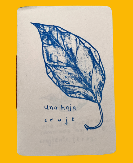 Una hoja cruje